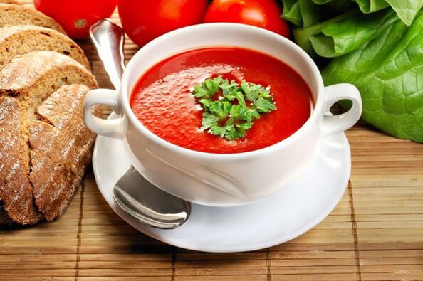 Menu diety pitnej można urozmaicić zupą pomidorową