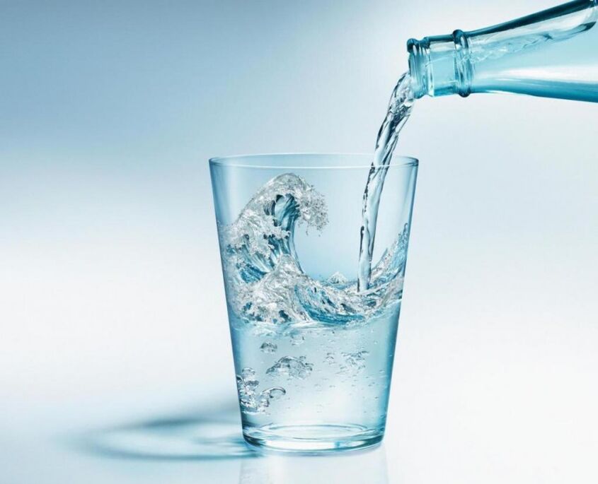 Podczas diety pitnej należy pić dużo czystej wody