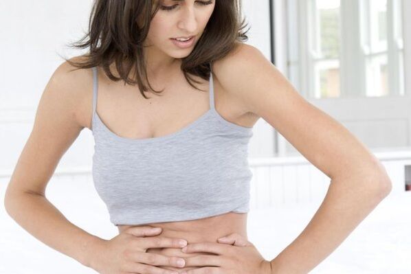 Ból w okolicy brzucha jest jednym z pierwszych możliwych objawów zapalenia trzustki. 