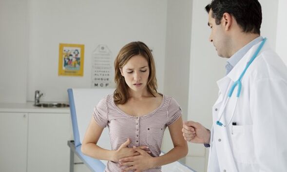 Gastroenterolog szczegółowo wyjaśni pacjentowi z zapaleniem trzustki, jak jeść, aby nie zaszkodzić organizmowi